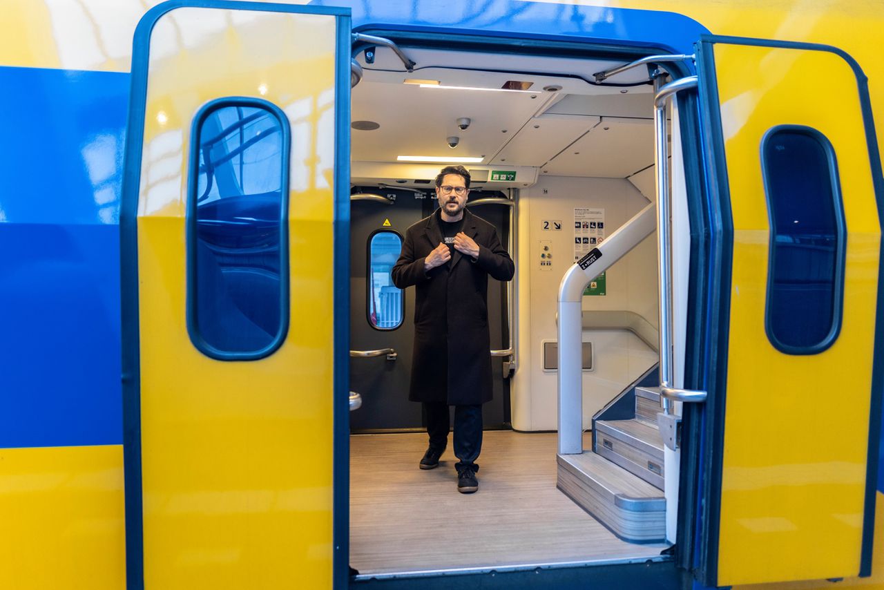 Schrijver Gijs Wilbrink stapt de trein uit op Arnhem Centraal. Hij is vanuit Utrecht gekomen en is gast op een literaire avond met schrijvers uit de Achterhoek.