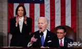 President Biden sprak donderdagavond zijn jaarlijkse State of the Union-rede uit voor beide kamers van het Congres. Staand achter hem vicepresident Kamala Harris, zittend Huis-voorzitter Mike Johnson. 