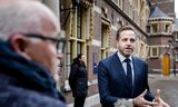 Demissioniar minister Hugo de Jonge (Volkshuisvesting) staat de pers te woord op het Binnenhof. Foto Sem van der Wal/ANP 