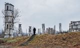 Anselm Kiefer bij zijn ateliercomplex La Ribaute tussen verweerde torens.