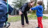 Spelende kinderen in Eindhoven. Door de mazelenuitbraak zijn sommige ouders blij dat het niet zo druk is op het plaatsje. Moeder Theodora Petrou (midden) vindt dat  er meer geprobeerd moet worden om de noodzaak van vaccinaties duidelijk te maken. 