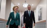 Ursula von der Leyen, voorzitter van de Europese Commissie, loopt met de Ierse premier Leo Varadkar in het regeringsgebouw in Dublin.