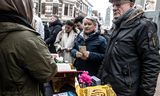 Moslims delen zaterdagmiddag in Arnhem korans uit. Een week geleden probeerde Pegida-voorman Edwin Wagensveld in Arnhem een koran te verbranden. Foto: Dieuwertje Bravenboer 