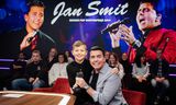 De tienjarige zoon van Jan Smit, Senn, reikte de prijs uit.