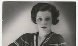 Yva, ‘Modefoto voor een gebreide trui’, getoond door actrice Rosemarie von Harlach, circa 1932. In de collectie van het Nationaal Archief zit een aanzienlijk aantal foto’s van de Duitse fotograaf Else Neuländer-Simon die in het interbellum in Berlijn werkte onder de naam Yva. Ze was de leermeester van de beroemd geworden Helmut Newton, die net als Yva Joods was. In 1942 werden Neuländer en haar man opgepakt en vermoord in een concentratiekamp, Newton wist te ontkomen en belandde in Australië. Een groot deel van de fotografische nalatenschap van Yva is door de oorlog verloren gegaan.