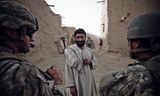 Een burger die wordt verdacht een Talibanstrijder te zijn wordt ondervraagd door Amerikaanse militiaren in Kandahar.