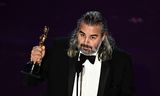 Cameraman Hoyte van Hoytema met zijn Oscar voor de film 'Oppenheimer'.