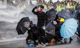 Prodemocratische betogers reageren op waterkanonnen van de politie tijdens protesten in Hongkong op 15 september 2019.