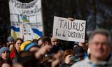 Een demonstrant houdt een bord omhoog waarop de Duitse regering wordt opgeroepen om Oekraïne te voorzien van Taurus-kruisraketten, eind februari in Berlijn.