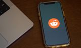 Smartphone met  Reddit-logo.