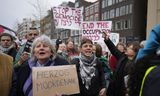 Demonstranten rond de opening van het Holocaustmuseum. 