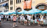 Studenten tijdens de introductieweek voor het pand van USC, het Utrechtsch Studenten Corps.