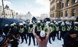 Agenten treden op tegen een protest voor het  parlement in Ottawa.