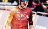 De Brit Tom Pidcock juicht na winst in de Amstel Gold Race.