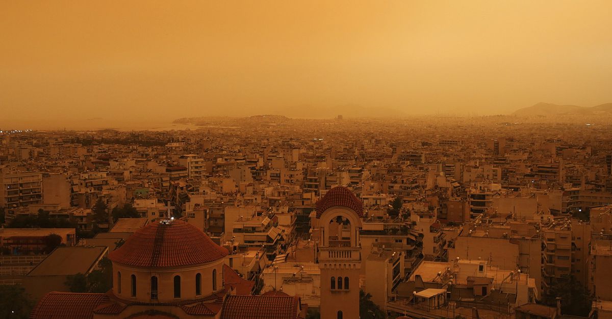 Athene kleurt knaloranje door Saharastof