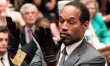 O.J. Simpson laat de jury handschoenen zien van hetzelfde type dat bebloed in zijn huis was gevonden, tijdens zijn moordproces in 1995. 