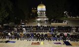 Mannen nemen deel aan het avondgebed genaamd Tarawih op het Al-Aqsa-complex in de Oude Stad Jeruzalem.