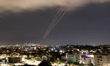 Het Israëlische luchtafweergeschut schiet Iraanse drones en raketten uit de lucht boven Ashkelon. 