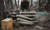 Een Oekraïense militair met 155mm-granaten in de buurt van Bachmoet. 