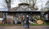 De Baaibuurt op Zeeburg, waar studentenwoningen en een vrijplaats zijn. An Kramer (rechts) geeft de rondleiding, Maryn van der Eyden (links) woont er.  