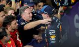 Red Bull-teambaas Christian Horner (midden links) feliciteert Max Verstappen zaterdag in Jeddah met zijn tweede overwinning van het seizoen.