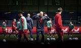 Feyenoord-coach Arne Slot tijdens een training op sportcomplex 1908 in Rotterdam.