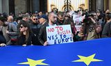 Aanhangers van de oppositie op een demonstratie maandag in Tbilisi tegen het omstreden wetsvoorstel.   