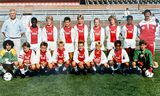 Alex Kroes (onder, vijfde van links) speelde in de Ajax-jeugd met onder meer Clarence Seedorf (boven, tweede van links), Patrick Kluivert (boven, tweede van rechts) en aanvoerder Jerrel Borrius.  