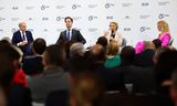 Voorzitter van de Europese Commisie Ursula von der Leyen (tweede van rechts) met links naast haar premier Mark Rutte, dit weekend op de Veiligheidsconferentie in München.  