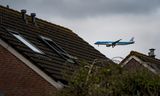 Een vliegtuig dat gaat landen op Schiphol vliegt over het Noord-Hollandse  Zwanenburg. 