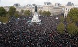 Een vol Place de la République, zondag in Parijs. In heel Frankrijk zijn tienduizenden  de straat opgegaan zondag om hun afschuw te tonen over de moord op leraar Paty die spotprenten van de profeet Mohammed toonde tijdens een les over de vrijheid van meningsuiting.