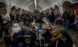 Inwoners van Kyiv schuilen in een metrostation tijdens de Russische aanval, 11 april.    