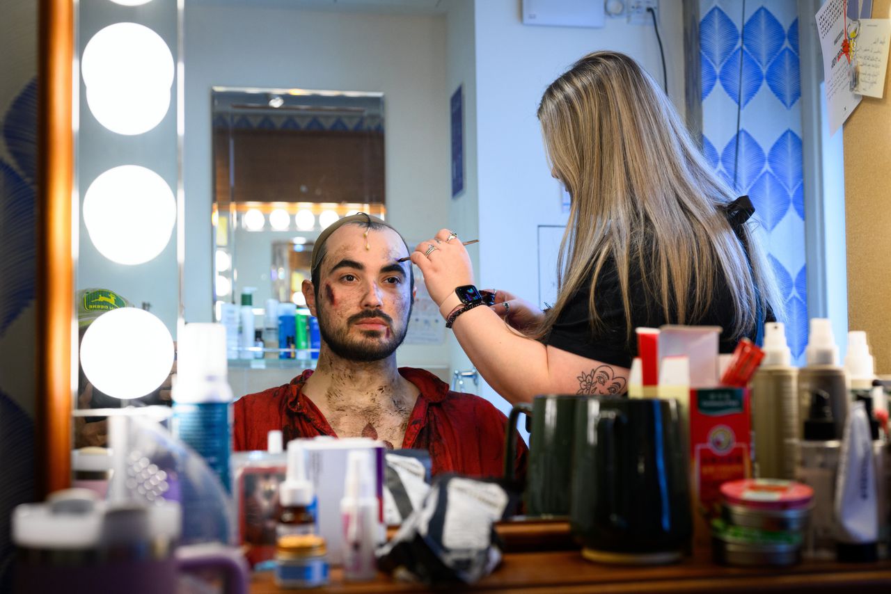 Musicalacteur Milan van Waardenburg speelt in Les Misérables op West End: ‘Bij deze rol heb ik nog geen week probleemloos op het podium gestaan’