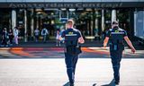 Beveiligingsmedewerkers van de NS bij station Amsterdam Centraal.