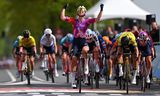 De finish van nummer 2 Lorena Wiebes (links) en winnaar Marianne Vos (rechts) in de  Amstel Gold Race.