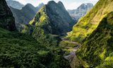 Een verweerd landschap op het eiland Réunion, een Frans eiland ten oosten van Madagaskar.