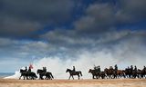 Op het Scheveningse strand oefent de Ere-Escorte Cavalerie, maandag, voor Prinsjesdag: een stresstest voor de paarden met rook, vuur en lawaai.