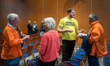 Na afloop gingen verschillende panelleden nog in gesprek met aanwezigen. Rechts Jelle Zijlstra van Greenpeace met een werknemer van Tata Steel (in oranje). 
