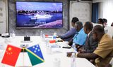 Functionarissen van de Salomoneilanden en China overleggen aan boord van een Chinees ziekenhuisschip in de haven van Honiara, de hoofdstad van de eilandenstaat.