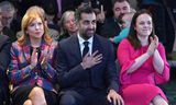 Humza Yousaf werd maandag gekozen tot partijleider van de SNP, die streeft naar Schotse onafhankelijkheid. Ash Regan (links) en Kate Forbes (rechts) waren zijn concurrenten.    