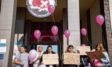Roma-vrouwen demonstreren  in september 2020 bij een ziekenhuis in het Tsjechische Ostrava voor de uitvoering van een wet om vrouwen die gedwongen zijn gesteriliseerd te compenseren.