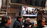 De Spaanse premier Pedro Sánchez en zijn echtgenote Begoña Gómez Fernández in een nieuwsuitzending in een bar in Bilbao, 25 april.   