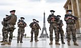 Franse soldaten patrouilleren op het Place du Trocadero in Parijs, als onderdeel van het antiterreurplan Vigipirate.