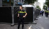 Een politieagent bij de Albert Heijn op de Turfmarkt in Den Haag na een fatale steekpartij dinsdag.