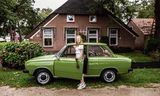 Hester Mussche bij haar eigen oldtimer, een DAF 66.