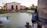 Een jongen haalt water bij een tappunt in Lusaka, Zambia. Ontoereikende sanitaire en drinkwatervoorzieningen dragen sterk bij aande cholera-epidemie die momenteel huishoudt in zuidelijk Afrika. 