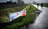 Spandoek met protest tegen aanpak Groningse aardbevingen, vlakbij boerderij De Diek'n waar vrijdag de parlementaire enquetecommissie Groningse gaswinning haar rapport presenteert.