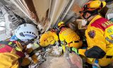 Reddingswerkers in Hualien zoeken naar overlevenden in een gebouw. De beving had nog vijftig naschokken, en leidde tot tsunami-waarschuwingen in Japan en de Filippijnen.