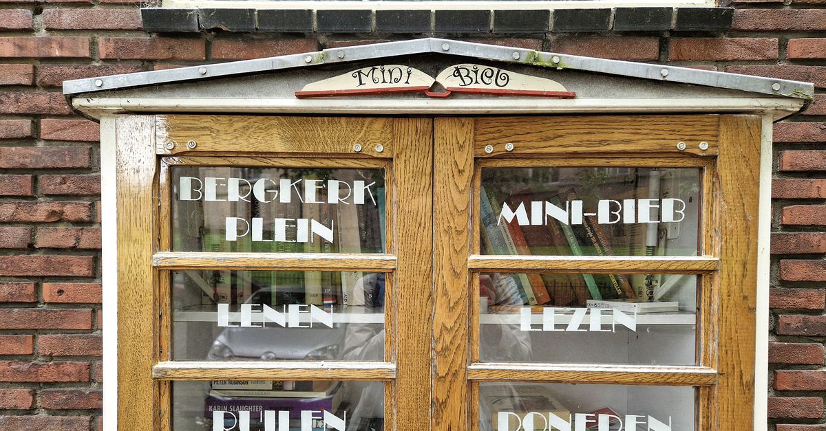 Ambtenaar ontfermt zich over een kleuter in Deventer mini-biebboek