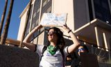 In de stad Tucson, in Arizona, was dinsdag een spontaan  protest tegen de uitspraak van het hoogste hof in de staat, dat  een 160 jaar oud abortusverbod reanimeerde. 